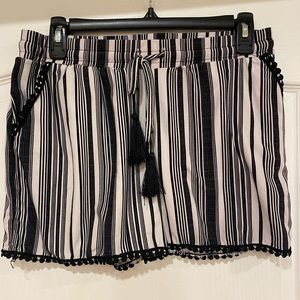 Women’s Eye Candy (Thrive Boutique) Dress Shorts Size Medium (Like New)